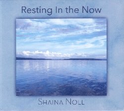 NOLL SHAINA :  RESTING IN THE NOW  (FONIX MUSIK)

Studiosa di psicologia transpersonale, scrittrice e cantante, lamericana Shaina Noll si  fatta conoscere ed apprezzare dal pubblico con il suo splendido album, Songs for the Inner Child, che ha riscosso un successo strepitoso ovunque nel mondo. Il suo nuovo album Resting in the Now propone otto toccanti canti meditativi che trasportano lascoltatore su un sentiero accogliente di profonda crescita spirituale. Lalbum si apre con la traccia You are a Child of the Universe in cui Shaina Noll ricorda allascoltatore di non dimenticare che luomo, esattamente come gli alberi o le stelle,  figlio dellUniverso che lo accoglie. Grazie a liriche positive e rassicuranti, alle melodie dolci e soprattutto grazie alla voce cristallina di Shaina Noll, le parole di Resting in the Now arrivano davvero al cuore di chi ascolta. Ideale colonna sonora per terapie come massaggio, rilassamento e meditazione, Resting in the Now  un album capace di arricchire la nostra quotidianit con una salutare dose di serenit, spiritualit ed inspirazione.