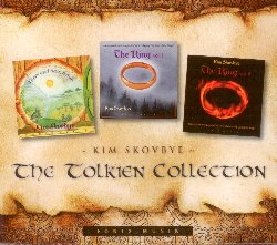 SKOVBYE KIM :  THE TOLKIEN COLLECTION  (FONIX MUSIK)

Casa Fnix propone il triplo album The Tolkien Collection, contenente le opere che il compositore, musicista e poeta danese Kim Skovbye ha creato lasciandosi ispirare dal best seller di John Ronald Reuel Tolkien Il Signore degli Anelli. Il favoloso viaggio proposto da Skovbye inizia con There and Back Again album omonimo del sottotitolo dell'opera di Tolkien, originariamente uscito nel 1997, che racconta l'incredibile viaggio di Bilbo, lo hobbit, e la sua capacit di superare tutti gli ostacoli che incontra. Si prosegue poi con The Ring vol. 1 (2002) in cui l'arpa celtica del musicista  affiancata, in alcuni brani, dal talento musicale di Klaus Schnning, David Hykes ed Ageha: la musica accompagna l'ascoltatore in un mondo fantastico popolato da elfi, dragoni e hobbits. Con The Ring vol. 2 (2003) il viaggio magico proposto da Skovbye continua con le melodie sottili e le armonie suggestive della sua arpa celtica che creano l'atmosfera perfetta per sognare i miti evocati dal best seller fantasy. The Tolkien Collection  una favola raccontata dalle note incantate dell'arpa che, rievocando immagini fantastiche, trasformano la noiosa routine quotidiana in un momento unico ed irripetibile.