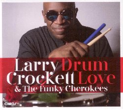 CROCKETT LARRY :  DRUM LOVE  (CHAOS)

Lasciati portare dal batterista, cantante, compositore e scrittore Larry Crockett nel suo mondo fatto di gioioso groove e balla la sua musica che inneggia alla vita ed all'amore. Se la discrezione avesse un nome, sarebbe Larry Crockett! Nato in New Jersey nel 1963, oggi Larry gira il mondo facendo tappa in alcuni templi sacri della musica come il Cotton Club, il Madison Square Garden ed il Jazz in Marciac, il tutto in compagnia di grandi artisti come Liz McCom, Martha Reeves, Eric Bibb, Elton John, Poppa Chubby e molti altri. La carriera professionale del musicista  iniziata nel 1983 con la fondazione del suo primo trio. 10 anni dopo la sua nuova formazione Crock Pott ha vinto il prestigioso premio del Hennessy Jazz Best di Detroit. Nel 2010  diventato il leader del New York Jazz Trio e, dopo essersi trasferito a Parigi, ha pubblicato il suo primo album, My Wish, ben accolto dalla critica che  rimasta colpita dall'interessante miscela di soul, jazz, funk e hip hop che proponeva. Oggi Larry Crockett  tornato con il suo nuovo album Drum Love, un progetto musicale potente e delicato dalle accattivanti sonorit funky che lui stesso ha definito l'eco delle mie avventure musicali. Con il suo nuovo progetto Crockett fa un passo avanti: ora  un artista completo che si mette alla prova anche come cantante e compositore. La sfida  enorme: Crockett vuole raccontare la sua storia attraverso scintillanti sonorit soul/funk. Larry crede nel potere positivo della musica: La musica mi ha permesso di rimanere sulla strada giusta. Mentre bianchi e neri combattevano, io mi concentravo sulle mie lezioni di batteria. Secondo me l'amore non ha colore e lo stesso vale per la musica. Non ho mai pensato che il colore della pelle dovesse essere un tema controverso. C' cos tanta violenza nella societ che per me ho scelto un'altra via. Supportato dagli eccellenti musicisti della formazione The Funky Cherokees, ossia Nicolas Chalopin (tastiere), Davis Hazak (basso), Eric Borelva (percussioni) e Vincent Morla (chitarra), in Drum Love Crockett regala al pubblico un'esperienza musicale coinvolgente, resa ancora pi bella dall'intervento del famoso bluesman americano Neal Black, del trombettista Yves Lecarboulec e del sassofonista Christophe Negre.