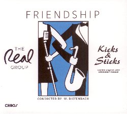 THE REAL GROUP / KICKS & STICKS :  FRIENDSHIP  (CHAOS)

L'orchestra jazz giovanile dello stato tedesco dell'Assia, Kicks & Sticks,  stata creata nel 1985 dal direttore e vocal coach Wolfgang Diefenbach con l'obiettivo di consentire a giovani musicisti di talento di ricevere formazione professionale al massimo livello. Da allora pi di 2000 musicisti hanno partecipato a questo progetto e molti di loro hanno avuto la possibilit di suonare con grandi della musica come Dianne Reeves, Dee Dee Bridgewater, The New York Voices, James Morrison ed altri ancora. Oltre a fare concerti, l'orchestra ha anche pubblicato un album che ha vinto il German Record Critcs Award. The Real Group  uno dei gruppi musicali svedesi di maggior successo e di fama internazionale. Con la voce come unico strumento, il quintetto a cappella, nato nel 1984, ha creato un'espressione musicale unica a met strada tra jazz, pop e musica corale nordica, influenzando in modo decisivo la scena del genere a cappella. Il loro vasto repertorio e la loro eccellenza musicale hanno permesso a questi vocalisti di collaborare con importanti orchestre sinfoniche, gruppi jazz, gruppi pop e noti artisti come Barbara Hendricks, Toots Thielemans e Sir George Martin. Questo  il loro primo album insieme a una grande band. Friendship  nato dalla collaborazione di queste due importanti formazioni con gli arrangiatori Darmon Meader, Jan Wessels, Mike Mossman e Jeremy Fox che hanno rielaborato per loro immortali hits come Can't Buy Me Love dei Beatles, Bad di Michael Jackson, Ordinary People di John Legend e molte altre ancora. Il risultato  Friendship, una produzione eccellente, piena di sonorit orchestrali e straordinarie parti vocali.