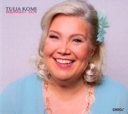 KOMI TUIJA :  MIDNIGHT SUN  (CHAOS)

La cantante finlandese Tuija Komi presenta il suo nuovo album Midnight Sun in cui propone una track list molto varia e coraggiosa che prevede alcune hits pop come Thank You For The Music degli Abba, You Make Me Feel Brand New dei Simply Red e It's Too Late di Carole King, oltre a Feeling Good portata al successo nel 1965 dalla grandiosa Nina Simone. Komi si ispira anche alla letteratura popolare finlandese da cui  tratto il brano Suru on Kunniavieras e Peppi Pitkatossu (Pippi Calzelunghe) ed al cinema, infatti Gabriella's Song  tratta dal film Come in Cielo del regista svedese Stefan Nilsson. La cantante ed arrangiatrice dei brani non rinuncia inoltre ad un tocco latino e propone al suo pubblico una bella versione di Samba Tzigane del noto trombettista Dusko Goykovich. Insieme a Walter Lang (pianoforte), Peter Cudek (contrabbasso) e Martin Kolb (batteria), Tuija Komi invita l'ascoltatore a seguirla in un viaggio musicale tra passato e presente, alla scoperta dei suggestivi paesaggi della sua terra in cui il sole pu splendere anche a mezzanotte.