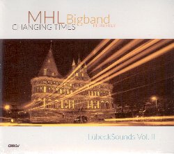 MHL BIGBAND :  CHANGING TIMES - LUBECKSOUNDS VOL. II  (CHAOS)

Nel 2014 la MHL Bigband, la formazione della prestigiosa Musik Hochschule di Lubecca, ha pubblicato il suo album di debutto, Timeless Changes - LubeckSounds, grazie a cui si  conquistata l'attenzione della stampa e molti elogi da parte della critica che ha apprezzato le originali composizioni del disco. Nel follow-up, Changing Times - LubeckSounds vol. II, lo stile della formazione tedesca  portato all'estremo: tenendo in considerazione il costante cambiamento delle tecniche e dell'estetica musicali, nella creazione della sua nuova produzione, la formazione di Lubecca ha tratto ispirazione da fanfare espressioniste, dal jazz fusion e dalla musica dance elettronica. La track list del disco propone quattro pezzi firmati dal professore di composizione della MHL, Dieter Mack, artista molto conosciuto nella scena New Music per l'anticonvenzionalit delle sue opere. Le radici dei quattro pezzi composti da Mack, Outrageous, Push, Ngotek e The Second Dark Side, risiedono nel jazz fusion degli anni '70, in Frank Zappa, nel rock psichedelico e nella musica balinese. Il programma di Changing Times - LubeckSounds Vol. II prevede poi Magic Moments, un grande melange colorato scritto dallo studente diciassettenne Ilja Ruf che fonde suggestioni funk e latine con le sonorit anni '80 del sintetizzatore. Ci sono poi le sonorit vintage dell'esplosivo pezzo swing 24/7 scritto dal pluripremiato compositore e arrangiatore Hans-Christian Stephan che, insieme al talentuoso Christopher Hotti Bohm,  anche il compositore di Schwarmdefekte. Changing Times - LubeckSounds Vol. II si chiude con Till Your Well, pezzo scritto dagli eccellenti studenti Michael Knarr, Kristoph Krabbenhft e Jon Ander Klein, un vero monumento elettronico che riecheggia l'era del Lp in vinile con i suoi 22 minuti di durata, ma che suona come un brano da nightclub grazie alla sua miscela, perfettamente riuscita, fatta di musica dance elettronica, cori e caratterizzata dalle straordinarie sonorit della MHL Bigband.