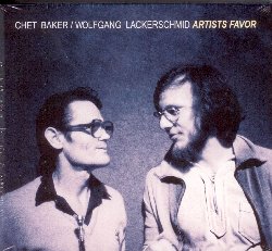 BAKER CHET / LACKERSCHMID WOLFGANG :  ARTISTS FAVOR  (HIPJAZZ)

Le collaborazioni di Chet Baker e Wolfgang Lackerschmid comprendono sia registrazioni in formazione duo che quelle in quintetto con Larry Coryell (chitarra), Buster Williams (basso) e Tony Williams (batteria). Artists Favor propone alcune indimenticabili registrazioni del 1979 e del 1989, offrendo allascoltatore uno spettacolo musicale che, con quasi tutti originali di Wolfgang Lackerschmid, spazia tra rilassanti paesaggi sonori e splendidi esempi di schietto jazz. Tra le registrazioni del 79 vale la pena segnalare alcune tracce tratte dal leggendario Ballads for Two, album che in quegli anni conquist i primi posti di molte classifiche jazz del mondo. Artists Favor  unottima occasione per riscoprire una collaborazione che nel tempo ha arricchito luniverso jazz di suggestioni interessanti ed originali.