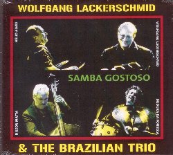 LACKERSCHMID WOLFGANG & THE BRAZILIAN TRIO :  SAMBA GOSTOSO  (HIPJAZZ)

Il vibrafonista tedesco Wolfgang Lackerschmid ha lavorato singolarmente con ogni membro del Brazilian Trio, ossia Helio Alves (pianoforte), Nilson Matta (basso), Duduka Da Fonseca (batteria) e Stefanie Schlesinger (voce), quindi era destinato a fare un album con lintero collettivo. In Samba Gostoso, Lackerschmid  perfettamente integrato nella dinamica di questo gruppo che da molti  considerato uno delle migliori formazioni di jazz brasiliano, capace di sostenere ed ampliare la tradizione del proprio paese con un idioma musicale che fonde suggestioni jazz ed elementi della propria terra natale. La tracklist di Samba Gostoso propone alcuni originali firmati da Lackerschmid, uno del trio e tre splendide interpretazioni di brani di altri compositori. Linsieme generale risulta essere molto variegato: vivace e divertente in alcune parti, mentre in altre pi tranquillo e meditativo, ma sempre indiscutibilmente affascinante e con un profondo senso lirico.