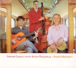 GRASSE STEFAN :  ADIOS NONINO  (XOLO)

Affascinati dallespressivit e dalla sensualit del tango, in Adios Nonino, Stefan Grasse ed il suo ensemble si confrontano con lopera del maestro Astor Piazzolla. Partendo dalla tradizione del tango, Piazzolla ha ampliato la sua musica con elementi stilistici appartenenti a jazz, bossa nova, flamenco ed allimpressionismo francese. Il tango nuevo del grande maestro comprende una vasta gamma di atmosfere, passando dai ritmi veloci e bruschi fino alla malinconia pi sentimentale e straziante. Nei suoi arrangiamenti delle opere del compositore argentino, Stefan Grasse rinuncia alle tipiche sonorit del bandoneon per dare spazio ad un quartetto di corde a cui affianca le note dal gusto jazz di un basso, i ritmi pulsanti di vari strumenti a percussione ed alcuni fulminanti assolo di chitarra. Adios Nonino  un album che sorprende e che dimostra come il tango possa essere interpretato in modo originale ed inusuale pur non rinunciando al tipico fascino accattivante di questo amatissimo genere musicale.