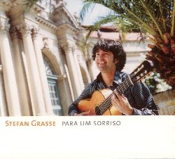 GRASSE STEFAN :  PARA UM SORRISO  (XOLO)

Para um sorriso interpretato dal talentuoso chitarrista tedesco Stefan Grasse insieme al suo trio,  un album che offre una grande variet di stili ed emozioni: rumba, bossa nova, flamenco, valse musette e tango trasmettono allascoltatore una sana ventata di energia e di gioia incontenibile, ma gli fanno anche conoscere il loro lato pi malinconico ed affascinante. Lalbum di Stefan Grasse mette a disposizione dellascoltatore un prezioso libretto contenente la partitura di cinque brani della tracklist per chitarra solistica, quattro partiture per due strumenti e anche la trascrizione delle improvvisazioni fatte dal trio durante linterpretazione, materiale utilissimo per i tanti chitarristi che conoscono il virtuosismo di Grasse e che permettono di seguire il maestro nelle sue interpretazioni. A rendere ancora pi ricco Para um sorriso ci sono due tracce bonus: Le Tango du Chat Noir e Adios Nonino, due omaggi al grande genio del tango Astor Piazzolla.