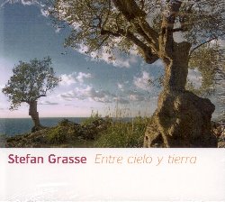 GRASSE STEFAN :  ENTRE CIELO Y TIERRA  (XOLO)

Stefan Grasse, classe 1962,  nato a Monaco di Baviera ed ha studiato chitarra jazz e classica in Germania, Scozia ed Austria. Oggi Grasse  un affermato chitarrista che ha tenuto pi di 200 concerti tra Europa, Usa, Cina ed Australia ed  anche il direttore artistico del Nurberger Gitarrennachte, un noto festival tedesco dedicato alla chitarra. Oltre a suonare, Grasse adora viaggiare e confrontarsi con culture diverse dalla sua ed il suo nuovo disco, Entre Cielo y Tierra,  proprio il frutto di questa particolare passione. Come un giramondo, il musicista ha viaggiato per l'Europa e l'America meridionale raccogliendo impressioni, idee e suggestioni che, grazie alla collaborazione di Bettina Ostermeier (fisarmonica, clarinetto), Alex Bayer (contrabbasso) e Radek Szarek (vibrafono, percussioni),  riuscito a riversare nel suo ultimo progetto. Entre Cielo y Tierra offre all'ascoltatore un programma variegato, colorato e sfaccettato come un caleidoscopio, un viaggio capace di risvegliare malinconie e gioie e che possiede la stessa intensit di un paesaggio assolato. La track list propone la bossa nova delle spiagge di Copacabana ed Ipanema, il tango delle milonghe di Buenos Aires, i bolero della vecchia Avana, ma anche il valse musette francese ed il flamenco andaluso, il tutto arricchito da un virtuosismo mozzafiato, raffinatezze armoniche e ritmi irresistibili. La rivista tedesca Gitarre Aktuel ha forse trovato la definizione pi appropriata per descrivere Entre Cielo y Tierra:  una festa della musica!