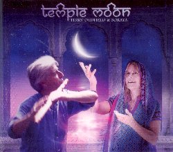 OLDFIELD TERRY & SORAYA :  TEMPLE MOON  (GLOBAL SPIRIT)

Eccellente flautista lui e sensibile insegnante di reiki e yoga lei, Terry Oldfield e Soraya Saraswati sono una coppia nella vita e nel lavoro. In Temple Moon, il loro nuovo disco, il suono dolce delle campanelle dei templi e la magia edificante delle sonorit del flauto di Terry Oldfield trasportano l'ascoltatore in un luogo sacro in cui le melodie benefiche di antichi mantra calmano il suo spirito e lo conducono verso la pace interiore. La musica dei due affiatatissimi artisti allontana chi ascolta dalla mente razionale per fargli sperimentare la vera purezza dell'essere. Temple Moon  un viaggio musicale fatto di 7 tappe che si chiude con l'ultima traccia, So Ham Shivoham, che rappresenta la consapevolezza libera e senza limiti che penetra ogni cosa. Perfetto per accompagnare yoga, massaggio, contemplazione e meditazione, Temple Moon  un disco stupendo che riconferma la profonda sensibilit musicale di questi due artisti.