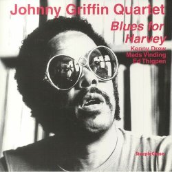 GRIFFIN JOHNNY :  BLUES FOR HARVEY  (STEEPLECHASE)

Come tanti altri musicisti prima di lui, Johnny Griffin rimase molto colpito dall'affetto che il pubblico europeo mostrava per la sua musica e, considerato che il periodo d'oro del jazz straight-ahead negli Stati Uniti stava tramontando, nel 1963 si trasfer in Francia. Insieme ad altri espatriati come Dexter Gordon, Bud Powell e Kenny Clarke, Griffin ebbe un grande successo in Europa. La versione originale di Blues for Harvey  stata registrata dal vivo nel 1973 al Jazzhus Montmartre di Copenaghen e oggi casa Steeplechase ne propone una nuova versione audiofila in vinile 180 gr. Sul palco, a interpretare tutti originali di Griffin oltre a Rhythm-a-Ning/Theme di Thelonious Monk, ci sono Kenny Drew (pianoforte), Mads Vinding (basso), Ed Thigpen (batteria) e naturalmente 'The Little Giant' al sax tenore.