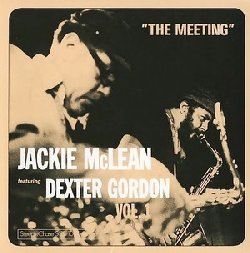 McLEAN JACKIE / GORDON DEXTER :  THE MEETING  (STEEPLECHASE)

The Meeting ha immortalato dal vivo l'incontro tra due giganti del jazz americano del dopoguerra: i sassofonisti Jackie McLean (1931-2006) e Dexter Gordon (1923-1990). Quando il disco fu pubblicato, nel 1974, catalizzò l'attenzione del pubblico jazz mondiale. Jackie McLean e Dexter Gordon, all'apice della loro creatività, unirono le forze per entusiasmare i fan che, nell'estate del 1973, avevano riempito il Jazzhus Montmartre di Copenhagen per ascoltarli. Dopo quasi 50 anni, casa Steeplechase ripropone una versione audiophile dell'album su vinile 180 grammi, capace di far rivivere quell'ondata di calore che accompagnava il jazz degli anni '70. Affiancati da Kenny Drew (pianoforte), Niels-Henning Orsted Pedersen (basso) e Alex Riel (batteria), Jackie McLean (sax alto) e Dexter Gordon (sax tenore) interpretano All Clean (Dexter Gordon), Rue De La Harpe (Sahib Shihab), Sunset (Kenny Drew) e On The Trail (Ferdie Grofé). Teruo Isono ha scritto nel Swing Journal: Questo disco è una registrazione dal vivo della migliore performance jazz della scena live europea del 1973. Credo fermamente che questo documento porterà il suo valore immortale negli anni a venire.