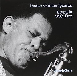 GORDON DEXTER :  BOUNCIN' WITH DEX  (STEEPLECHASE)

Si pu dire con assoluta certezza che gli anni che Dexter Gordon (1923-1990) trascorse in Europa, tra il 1961 e il 1976, furono estremamente ispirati e produttivi, soprattutto gli ultimi. Bouncin' with Dex, registrato in uno studio di Copenhagen il 14 settembre del 1975, precede il ritorno negli Stati Uniti del sassofonista americano. Con la sua sezione ritmica preferita composta da Tete Montoliu (pianoforte), Niels-Henning Orsted Pedersen (basso) e Billy Higgins (batteria), Dexter  al suo apice. La tracklist propone una vivace interpretazione di Billie's Bounce di Charlie Parker, una versione dello standard Easy Living (Leo Robin, Ralph Rainger) suonato a ritmo serrato, Four (Eddie 'Cleanhead' Vinson) cui  riservata un'interpretazione furiosa, oltre a due originali di Gordon, Catalonian Nights dal sapore latino, scritto dal sassonista appositamente per Montoliu e Benji's Bounce. Bouncin' with Dex, riproposto da casa Steeplechase in una preziosa versione audiophile in vinile 180 gr.,  un disco imperdibile anche perch  l'unica registrazione in studio che Dexter Gordon ha realizzato con il formidabile pianista catalano.