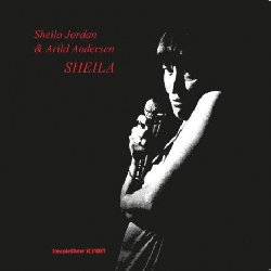 JORDAN SHEILA :  SHEILA  (STEEPLECHASE)

La vocalista di Detroit Sheila Jordan ha compiuto novant'anni il 18 novembre 2018 e circa quarant'anni fa ad Oslo, in Norvegia, ha registrato il celebre disco Sheila, in duo con il bassista norvegese Arild Andersen. L'album, riproposto oggi da casa Steeplechase in versione vinile audiophile 180 gr.,  stato sicuramente il disco che ha dato una vera svolta alla carriera della vocalista americana, portandola a ricevere nel 2012 il prezioso riconoscimento Nea Jazz Masters, la massima onoreficenza che gli Stati Uniti conferiscono ai musicisti jazz. In Sheila la comunicazione tra i due artisti ha qualcosa di miracoloso ed  un vero godimento ascoltare le interpretazioni fresche e originali di brani come Lush Life di Billy Strayhorn, On Green Dolphin Street di Bill Loughbrough, Don't Explain di Billie Holiday ed Arthur Herzog, Jr. ed altri ancora. Scrive Bouchard in Downbeat: Jordan fa suoi questi brani, con letture personali che assomigliano a delle preghiere. Sheila  l'occasione adatta per riscoprire un'artista che, nonostante l'et avanzata, non smette ancora di esibirsi e che nel 2018 fa fatto anche qualche tappa italiana.