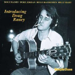 RANEY DOUG :  INTRODUCING DOUG RANEY  (STEEPLECHASE)

Figlio del famoso chitarrista americano Jimmy Raney, Doug (1956-2016) si  trasferito da New York a Copenhagen, in Danimarca, quando aveva ventun'anni, dopo un tour europeo al fianco di suo padre. All'et di 22 anni, il promettente chitarrista registr Introducing Doug Raney, acclamato album di debutto da leader, registrato a Copenaghen con il veterano Duke Jordan al piano, il danese Hugo Rasmussen al basso e l'unico Billy Hart alla batteria. La variegata tracklist del disco prevede Mr. P.C. (John Coltrane), Someone to Watch Over Me (George Gershwin), Bluebird (Charlie Parker), The End of a Love Affair (Edward Redding), Casbah (Tadd Dameron), I Remember You (Johnny Mercer), Like Someone in Love (Jimmy van Heusen) e Unit 7 (Sam Jones). Durante la sua breve vita, Doug ha seguito le orme del suo leggendario padre, affermandosi come originalissimo artista soprattutto nella prima fase della sua vita. Introducing Doug Raney appartiene a questo periodo d'oro ed  un disco ardente e appassionato che racchiude tutto il talento di un musicista dotato di una straordinaria intuizione armonica.