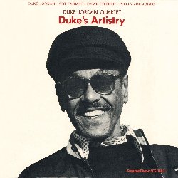 JORDAN DUKE :  DUKE'S ARTISTRY  (STEEPLECHASE)

Il pianista e compositore Irving Sidney 'Duke' Jordan (1922-2006), noto per la sua collaborazione con Charlie Parker nei tardi anni '40,  stato particolarmente apprezzato per il suo talento compositivo che gli ha fatto creare capolavori come Jordu e No Problem, oltre a tanti altri ancora. Verso la fine degli anni '70 e per tutti gli '80, la collaborazione tra l'etichetta Steeplechase e Duke Jordan diede vita ad una serie di straordinari album come Duke's Artistry che la casa danese ripropone al pubblico in versione vinile, realizzata utilizzando le matrici originali del disco. In questa strepitosa registrazione effettuata a New York nel 1978, Jordan (pianoforte)  affiancato da David Friesen (basso), Philly Joe Jones (pecussioni) e dal trombettista e flicornista Art Farmer che, come Jordan, era un espatriato che in quel periodo risiedeva a Vienna, in Austria. Farmer, cofondatore del famoso Jazztet, era noto per il suono lirico e dolce del suo strumento. Con tutti originali scritti da Jordan, Duke's Artistry  un disco perfetto per ricordare un artista che ha contribuito ad arricchire la storia del jazz con numerosi motivi di grande ispirazione.