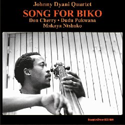 DYANI JOHNNY :  SONG FOR BIKO  (STEEPLECHASE)

Il bassista e compositore Johnny Mbizo Dyani, nato ad East London, in Sudafrica, il 30 novembre del 1945,  un musicista che ha lasciato un'eredit musicale e politica davvero enorme, frutto di scelte personali a volte molto difficili. All'inizio degli anni '60 Dyani  entrato a far parte della prima band jazz interrazziale del Sudafrica, The Blue Notes, che nel 1964 fu costretta a lasciare il suo paese a causa dell'apartheid. Johnny Dyani ha sempre combattuto in prima persona contro ogni forma di discriminazione, ma purtroppo non gli  stato concesso di vivere abbastanza per assistere alla fine dell'apartheid avvenuta nel 1994: si  spento nel 1986 a causa di una grave malattia. Song for Biko, registrato nell'estate del 1978 insieme a Don Cherry (cornetta), Dudu Pukwana (sax alto) e Makaya Ntshoko (batteria),  dedicato all'attivista sudafricano Steve Biko (1946-1977) con cui Dyani condivideva la lotta all'apartheid ed il patrimonio linguistico e culturale del popolo Xhosa. Nel Jazz Journal International del luglio 1979, Barry McRae scrisse: Dyani ha scritto tutti il materiale di questo disco e ne ha determinato il successo. (...) Questa bella registrazione  assolutamente da consigliare senza riserve. Song for Biko  l'occasione giusta per ricordare un musicista che coraggiosamente ha combattuto la sua lotta con la musica.