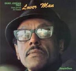 JORDAN DUKE :  LOVER MAN  (STEEPLECHASE)

Registrato in studio a New York nel novembre del 1975, subito dopo la sessione del quintetto che aveva dato vita a Dukes Delight, Lover Man  un disco avvincente che ha come protagonisti Duke Jordan (pianoforte), Sam Jones (basso) e Al Foster (batteria). La lunga collaborazione di Jordan con Steeplechase inizi con la visita dellartista a Copenhagen nel 1973: da quellincontro nacque unimpressionante quantit di album tra i quali lacclamatissimo Flight To Denmark. Lover Man, oggi riproposto da casa Steeplechase in una preziosa versione in vinile audiophile 180 gr., ha una tracklist molto variegata che comprende Dig (Miles Davis), Lover Man (Ram Ramirez), They Say Its Wonderful (Irving Berlin), Out of Nowhere (Johnny Green) oltre ai due orignali di Jordan Dancers Call e Love Train. Mark Gardner sul Jazz Journal Uk scriveva in merito a questo disco che comprende quasi 40 minuti di puro divertimento, senza pretese: cosa si pu volere di pi?