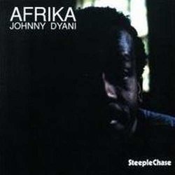 DYANI JOHNNY :  AFRIKA  (STEEPLECHASE)

Casa Steeplechase presenta al pubblico la versione in vinile audiophile 180 gr. del leggendario disco del bassista sudafricano Johnny 'Mbizo' Dyani (1947-1986) Afrika, le cui registrazioni originali furono realizzate il primo ottobre del 1983. Nonostante la sua breve vita, Dyani ha lasciato un'eredit musicale e politica davvero enorme,  frutto di scelte personali a volte molto difficili. Nato e cresciuto a Duncan Village, una municipalit della citt sudafricana di East London, all'inizio degli anni '60 Dyani  entrato a far parte della prima band jazz interrazziale del Sudafrica, The Blue Notes, che nel 1964 fu costretta a lasciare il suo paese a causa dell'apartheid. Johnny Dyani ha sempre combattuto in prima persona contro ogni forma di discriminazione, ma purtroppo non gli  stato concesso di vivere abbastanza per assistere alla fine dell'apartheid avvenuta nel 1994. Nel corso degli anni '70 ed '80, Dyani ha pubblicato molte superbe registrazioni con casa Steeplechase e Afrika  sicuramente uno dei suoi progetti pi ambiziosi. Interpretato da Charles Davis (sax alto), Ed Epstein (sax alto e tenore), Rudy Smith (steel drums), Thomas Ostergren (basso), Gilbert Mathews (batteria), Thomas Dyani (congas) e naturalmente Johnny Dyani (basso, pianoforte), Afrika  uno degli album pi 'africani' di questo artista, un disco pulsante di ritmi ed energia provenienti direttamente dal continente nero.