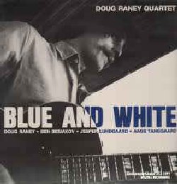 RANEY DOUG :  BLUE AND WHITE  (STEEPLECHASE)

Doug Raney (1956-2016) si  trasferito da New York a Copenhagen, in Danimarca, quando aveva ventun'anni, dopo un tour europeo al fianco di suo padre, il noto chitarrista Jimmy Raney. A Copenhagen, dove Doug trascorse il resto della sua breve vita, inizia la collaborazione del musicista con la prestigiosa etichetta Steeplechase: nel 1977 fu pubblicato Introducing Doug Raney, album di debutto del talentuoso chitarrista americano. Da quel momento la carriera di Doug Raney ha preso il volo, tanto che tra gli anni '80 e '90 furono pubblicati a suo nome 17 eccellenti album da solista. Blue and White pubblicato da casa Steeplechase nel 1984, viene oggi riproposto nella sua elegante versione in vinile realizzata utilizzando le matrici originali del disco. L'album vede Raney in compagnia della sua eccellente sessione ritmica danese che comprende Jesper Lundgaard al basso, Ben Besiakov al pianoforte, Aage Tanggaard alla batteria e naturalmente Doug Raney alla chitarra. Il risultato  eccellente, tanto che Richard Cook e Brian Morton nel loro libro The Penguin Guide to Jazz ritengono che Blue and White sia probabilmente la migliore delle registrazioni di Raney degli anni '80, in cui spiccano le intense interpretazioni di Gingerbread Boy di Jimmy Heath e Straight Street di John Coltrane. Ascoltando Blue and White vengono in mente le parole del critico musicale Larry Grinnell: Musicisti della profondit e del talento di Doug Raney non se ne incontrano molto spesso, e questo rende la loro assenza, quando arriva la fine, qualcosa di molto tangibile.