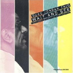 JORDAN DUKE :  WAIT AND SEE  (STEEPLECHASE)

Il 1978  stato uno degli anni pi produttivi ed artisticamente pi appaganti della carriera di Duke Jordan (1922-2006). Il trio del pianista e compositore americano con Wibur Little (basso) e Dannie Richmond (batteria) tenne in quell'anno un lungo tour in Europa. Wait and See, originariamente pubblicato da casa Steeplechase nel 1985 ed oggi riproposto in versione vinile, realizzata utilizzando le matrici originali del disco ed a tiratura limitata, propone la registrazione live del concerto che la formazione ha tenuto presso i Tivoli Gardens di Copenhagen. Sul quotidiano Durham Morning Herald, nei giorni successivi alla pubblicazione dell'album di Duke Jordan, si leggeva: Il vecchio bopper, Duke Jordan,  un altro pianista forse sottovalutato... quest'uomo sapeva suonare e lo sa ancora fare. In Wait And See per la Steeplechase, abbiamo la versione per eccellenza del classico di Jordan insieme a molti eccellenti righi di bop per niente datati, scritti dal pianista. Con Wait and See, Jordan sembra giocosamente sfidare il pubblico ad ascoltare la sua musica, sicuro di poter offrire, con alcuni suoi originali come Jordu, My Heart Skips a Beat, Dancer's Call, The Bullet, Undecided Lady e Wait and See, un'esperienza sonora davvero unica.