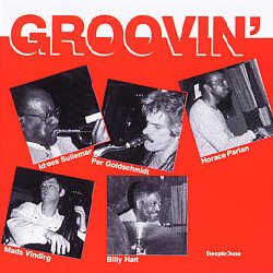 SULIEMAN IDREES / PARLAN HORACE :  GROOVIN'  (STEEPLECHASE)

Il trombettista pioniere del bebop, alla nascita Leonard Graham (1923-2002), ha cambiato il suo nome in Idrees Sulieman dopo essersi convertito all'Islam. Originario di St. Petersburg, in Florida, Sulieman ha studiato al conservatorio di Boston e durante gli anni '40 e '50 ha registrato e si  esibito con luminari del jazz come Thelonious Monk, Mary Lou Williams, Randy Weston, Teddy Charles, Gene Ammons e tanti altri ancora. Durante gli anni '60 il trombettista americano si  trasferito in Danimarca dove visse per i successivi 25 anni per poi fare ritorno e morire nella sua Florida. Casa Steeplechase propone la ristampa del vinile dello storico disco del 1986 Groovin' che vede Sulieman (tromba) insieme a Horace Parlan (pianoforte), Mads Vinding (basso), Billy Hart (batteria) e Per Goldschmidt (sax tenore e baritono). Il disco inizia con una splendida interpretazione di Groovin' High di Dizzy Gillespie e procede con tre pezzi di Kathe Laursen e due interessanti originali di Sulieman. Groovin'  il disco giusto per riscoprire un eccellente musicista che  stato, forse, un po' sottovalutato.