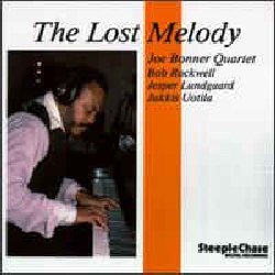 BONNER JOE :  THE LOST MELODY  (STEEPLECHASE)

Come Thelonious Monk il pianista Joe Bonner (1948-2014)  nato a Rocky Mount, North Carolina, ma circa trent'anni pi tardi ed inevitabilmente si nutr dell'influenza del grande maestro. Durante gli anni '80 Bonner trascorse parecchio tempo in Danimarca dove, nel 1987, registr l'album di studio The Lost Melody con Jesper Lundgaard al basso, Jukkis Uotila alla batteria e Bob Rockwell, intervenuto come ospite, al sax tenore. Casa Steeplechase propone al pubblico una preziosa versione in vinile dell'album, ottenuta utilizzando le matrici originali del disco, facendo rivivere le splendide interpretazioni che il quartetto ha offerto di tre originali di Bonner oltre ad un'opera di Cole Porter, una di Leo Rubin e Ralph Rainger ed un'altra di Jerome Kern e Oscar Hammerstein. Il critico Jean-Paul Ricard della rivista Diapason ha scritto di questo disco: Non si pu non ammirare la fluidit e la precisione, l'abilit della mano destra... la diversit del suo modo di suonare  il segno che ne fa un grande artista. The Lost Melody  un viaggio nell'universo di un eccellente musicista che nel corso della sua carriera si  esibito al fianco di Roy Haynes, Freddie Hubbard, Woody Shaw, Billy Harper e molti altri ancora.