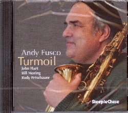 FUSCO ANDY :  TURMOIL  (STEEPLECHASE)

Andy Fusco  un sassofonista jazz americano originario del New Jersey che ha suonato con giganti come Gerry Mulligan, Mel Lewis e John Pizzarelli, solo per citarne alcuni. Nel corso dei cinque decenni della sua carriera, Fusco  stato a capo di formazioni con strumentazione varia, ma non ha mai fatto parte di un ensemble con chitarra. Nel suo ultimo album, Turmoil, Fusco pone rimedio a questa mancanza e si presenta in quartetto con il veterano John Hart alla chitarra, Bill Mooring al basso e Rudy Petschauer alla batteria. Con Hart che offre alla formazione nuovi spazi sonori da esplorare, Turmoil  un disco alchemico con una track list che propone due originali del grande chitarrista, Rhapsodia e Turmoil, oltre a Bella's Burn firmato da Fusco e molto altro ancora.