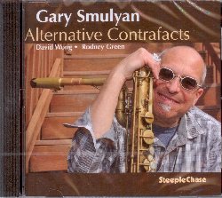 SMULYAN GARY :  ALTERNATIVE CONTRAFACTS  (STEEPLECHASE)

Gary Smulyan  un eccellente musicista jazz che suona il sax baritono. Dopo gli studi alla Hofstra University di New York, Smulyan ha intrapreso una carriera che lo ha portato a collaborare con grandi musicisti come il noto clarinettista Woody Herman, la Vanguard Jazz Orchestra, la Mel Lewis Big Band, la Dave Holland Big Band, la Dizzy Gillespie All Star Big Band e anche con la formazione di Carla Bley. Il nuovo album del sassofonista, Alternative Contrafacts, propone una bellissima raccolta di 'contraffatti', brani scritti basandosi sulla progressione armonica di un altro pezzo molto famoso. Come strumento compositivo il contraffatto  stato molto importante nello sviluppo del bop negli anni '40, poich ha permesso ai musicisti jazz di creare nuovi pezzi su cui potevano immediatamente improvvisare, senza dover chiedere il permesso o pagare le tasse previste per il materiale protetto da copyright. Insieme a David Wong al basso e Rodney Green alla batteria, Gary Smulyan propone nove brani di cui otto contraffazioni tra cui Deep People di Jimmy Giuffre (basato su A Foggy Day) e Cohn Pone di Al Cohn e Nick Travis (basato su Out Of Nowhere), oltre a I've Changed composto dallo stesso sassofonista. Alternative Contrafacts  un album che trasforma gli ascoltatori in detective alla ricerca delle fonti musicali che sono alla base della sua preziosa e variegata track list.