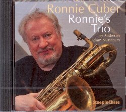 CUBER RONNIE :  RONNIE'S TRIO  (STEEPLECHASE)

Ronnie Cuber, nato il 25 dicembre 1941 a Brooklyn, New York,  da molti ritenuto uno dei principali virtuosi al sax baritono dell'attuale scena jazz, ma anche un eccellente compositore ed arrangiatore. La capacit di Cuber di controllare il suo strumento lo ha portato ad esibirsi e registrare con una serie incredibile di artisti appartenenti a generi musicali diversi tra cui B.B. King, Paul Simon ed Eric Clapton ed a suonare con gruppi latin, pop, rock e blues. Ronnie's Trio, ultimo album dell'artista newyorkese,  il suo primo disco di puro jazz classico e per questo merita un posto speciale nella sua discografia. Con Jay Anderson (basso), e Adam Nussbaum (batteria), Ronnie Cuber (sax tenore), propone una track list ricca di pezzi intramontabili come Silver's Serenade (Horace Silver), What is This Thing Called Love (Cole Porter), St. Thomas (Sonny Rollins), Just Squeeze Me (DukeEllington) ed altri ancora. Ronnie's Trio  un disco appassionante grazie all'entusiasmo che Cuber mette nell'interpretazione: il musicista americano suona liberamente, ma non esagera mai, riuscendo a massimizzare il suo flusso creativo.