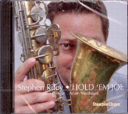 RILEY STEPHEN :  HOLD 'EM JOE  (STEEPLECHASE)

Il sassofonista americano Stephen Riley ha fatto il suo ingresso nel mondo discografico con l'etichetta Steeplechase, precisamente con il disco Inside Out del 2005 che lo vedeva leader di un trio senza pianoforte, ma con sax tenore come strumento leader. Da allora Riley non ha mai cambiato line-up e anche nel suo nuovo album Hold 'em Joe  rimasto fedele a questa scelta fatta ormai parecchi anni fa. Il nuovo progetto del sassofonista americano, che per l'occasione  affiancato da Jay Anderson al basso e Adam Nussbaum alla batteria,  un vibrante tributo al grande Sonny Rollins, il primo musicista ad aver utilizzato, gi nel 1957, il trio con sax tenore. Il critico musicale Greg Simmons ha scritto sulla rivista AAJ in riferimento al precedente disco di Riley Hart-Beat: Sebbene poco utilizzato, il trio con sax tenore  uno dei pi grandi line-up jazz che esista. Stephen Riley ha studiato questo format e con Hart-Beat offre un contributo eccellente ad un canone piuttosto limitato. Con una track list che propone 11 brani tra cui Hold 'em Joe di Harry Belafonte, Woody 'n' You di Dizzy Gillespie, I Don't Stand a Ghost of a Chance di Victor Young e The Song is You di Jerome Kern, Hold 'em Joe  un disco intenso che mette in luce l'estrema raffinatezza di Stephen Riley al sax tenore.