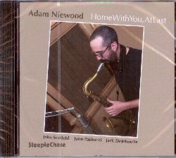 NIEWOOD ADAM :  HOME WITH YOU, AT LAST  (STEEPLECHASE)

Il sassofonista e compositore newyorkese Adam Niewood proviene da una famiglia di musicisti con il padre sassofonista e la madre pianista classica. La track list del nuovo disco del musicista, Home with You, at Last, propone tutti originali scritti da suo padre Gerry Niewood, artista che raggiunse la fama negli anni '70 e che poteva vantare una carriera di successo che lo accompagn fino alla sua scomparsa. Adam (sax soprano e tenore) e la sua incredibile sessione ritmica composta da John Scofield (chitarra), John Patitucci (basso) e Jack DeJohnette (batteria), hanno dedicato l'album al compianto Gerry Niewood. Ha scritto Mark F. Turner sulla rivista AAJ: l'artigianalit e l'attenzione al dettaglio sono evidenti nella sua musica. Adam Niewood ha una presenza potente, flessibile e profondamente intelligente che lo contraddistingue. Registrato nell'agosto nel 2010, Home with You, at Last  un disco in cui i talenti di un padre e di un figlio si uniscono per dare vita ad un paesaggio sonoro straordinario.