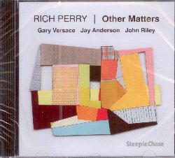 PERRY RICH :  OTHER MATTERS  (STEEPLECHASE)

Il sassofonista Rich Perry ha iniziato la sua carriera da solista nel 1993 e da allora ha registrato pi di 20 album come leader, ha collaborato con grandi artisti come Paul Bley, Fred Hersch, Ron McClure, Lee Konitz e Joe Henderson ed ha suonato nelle band di Thad Jones, Mel Lewis, Chet Baker, Machito, Eddie Gomez e Tom Harrell. Nella sua venticinquesima uscita per casa Steeplechase, Other Matters, Rich Perry indossa i panni del compositore e propone una tracklist formata da tutti suoi originali. Sebbene il sassofonista abbia detto che l'attivit compositiva non sia una delle sue attivit preferite, ascoltando Other Matters si rimane colpiti dall'ampio serbatoio creativo dell'artista. Affiancato da Gary Versace (pianoforte), Jay Anderson (basso) e John Riley (batteria), con il suo ultimo progetto Rich Perry (sax tenore) conferma la veridicit delle parole scritte da Tom Conrad sul NYC Jazz Records in merito al suo album Nocturne: Probabilmente i fan pi appassionati di Perry sono altri musicisti di sax tenore. Coloro che hanno trascorso la vita studiando lo strumento capiscono che la purezza del minimalismo di Perry  una qualit rara a cui essi stessi aspirano.