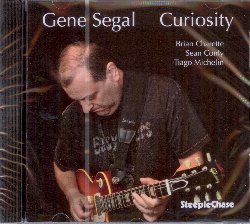 SEGAL GENE :  CURIOSITY  (STEEPLECHASE)

Il chitarrista e compositore di origini russe, ma residente in America, Gene Segal  stato spesso descritto come un musicista e compositore dallo stile imprevedibile. In continua evoluzione e sempre alla ricerca di nuovi orizzonti sonori, negli ultimi 4 dischi per l'etichetta danese Steeplechase, Segal non ha mai mancato di mostrare la sua creativit senza limiti e la sua forte propensione ad inseguire nuove suggestioni. Per il suo ultimo album, Curiosity, Segal ha voluto al suo fianco musicisti davvero eccellenti ovvero il numero uno degli organisti, Brian Charette, che in questa occasione si dedica soprattutto al pianoforte, il bassista Sean Conly ed il percussionista Tiago Michelin. Con tutti originali firmati da Segal oltre a Light Blue di Thelonious Monk, Curiosity  un disco che ancora una volta riconferma l'innegabile talento di questo artista sempre pronto a stupire il suo pubblico.