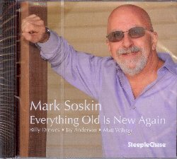 SOSKIN MARK :  EVERYTHING OLD IS NEW AGAIN  (STEEPLECHASE)

Negli ultimi quattro decenni, Mark Soskin ha svolto un ruolo essenziale nella scena jazz internazionale come pianista, compositore ed insegnante di musica alla Manhattan School of Music. Soskin ha iniziato la sua carriera professionale sulla West Coast, ma la svolta  arrivata con la collaborazione, durata pi di 14 anni, con il grande Sonny Rollins. Il nuovo disco del pianista per casa Steeplechase, Everything Old is New Again vede Soskin impegnato con i membri originali del quartetto con cui vent'anni fa registr il disco 17 (Seventeen), ossia Billy Drewes (sax soprano, clarinetto basso), Jay Anderson (basso) e Matt Wilson (batteria). Everyhting Old is New Again propone otto composizioni firmate dal pianista oltre a Happy House di Ornette Coleman e Pretending to Care di Todd Rundgren. La rivista Dusty Groove scrisse di Mark Soskin: Il pianista Mark Soskin ha sempre avuto dei toni meravigliosamente brillanti nel suo lavoro, note che risuonano splendidamente, quasi con la facilit di un pianoforte elettrico, anche se  acustico, e questa tradizione continua sicuramente qui, con Mark che lavora ad una serie di brani ben scelti con un trio molto affiatato.