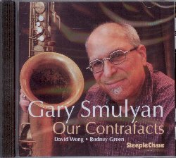 SMULYAN GARY :  OUR CONTRAFACTS  (STEEPLECHASE)

Un contraffatto  un brano scritto basandosi sulla progressione armonica di un altro pezzo molto famoso. Nel jazz un esempio di contraffatto  Hot House di Tadd Dameron, basato su What Is This Thing Called Love di Cole Porter. L'eccellente sassofonista Gary Smulyan  da sempre affascinato da questo particolare modo di comporre a cui ha anche dedicato il suo precedente disco Alternative Contrafacts. La nuova produzione dell'artista, Our Contrafacts, propone un'ulteriore raccolta di straordinari contraffatti creati da Smulyan (sax baritono) insieme a David Wong (basso) e Rodney Green (batteria). Ancora una volta Gary Smulyan invita gli ascoltatori a trasformarsi in detective per scovare le fonti musicali che si nascondono dietro le splendide e creative tracce del suo nuovo album Our Contrafacts.