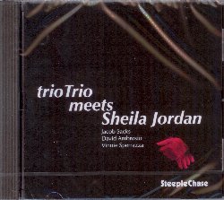 TRIOTRIO :  TRIOTRIO MEETS SHEILA JORDAN  (STEEPLECHASE)

Nelle note di copertina del primo album di Sheila Jordan per casa Steeplechase, Sheila, l'ormai scomparso giornalista Chris Sheridan scriveva: Questa registrazione ha un carattere fortemente personale. Solo raramente nella storia del jazz si provano i sentimenti di una cantante messi a nudo in modo cos toccante, solo pochi cantanti hanno avuto la grinta di subordinare la tecnica e lo stile all'espressivit e l'esperienza  mozzafiato. Queste parole di Sheridan del 1977 sono ancora molto attuali come dimostra il disco TrioTrio Meets Sheila Jordan. All'et di 92 anni la cantante non mostra segni di affaticamento: la sua forza creativa pervade tutto l'album. Affiancata dal talentuoso TrioTrio composto da Jacob Sacks (pianoforte), David Ambrosio (basso) e Vinnie Sperrazza (batteria), Sheila Jordan regala all'ascoltatore 'un'esperienza spirituale di grande empatia, facendo suoi questi brani con delle letture personali che sembrano delle preghiere' (Down Beat).