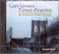 VERSACE GARY :  TIME FRAME  (STEEPLECHASE)

Da quando nel 2002 si  stabilito a New York City, l'organista, pianista e fisarmonicista Gary Versace  diventato rapidamente uno dei musicisti pi attivi e versatili della scena jazz americana, con esibizioni al fianco di artisti come John Scofield, John Abercrombie, Maria Schneider, Matt Wilson, Lee Konitz, Eliot Zigmund, Scott Wendholt, Joe Magnarelli e molti altri ancora. Nonostante in tre sondaggi della rivista Downbeat, Versace sia stato votato come la stella nascente dell'organo Hammond, nel suo ultimo disco intitolato Time Frame, il musicista ha scelto di suonare il pianoforte. Insieme a Jay Anderson al basso e Rudy Royston alla batteria, Versace propone all'ascoltatore splendide interpretazioni di brani come Cold Duck Soup, Distant Call e Red Cross e molti altri ancora. Time Frame  un disco da non perdere per apprezzare in pienezza l'incredibile talento di un musicista che  perfetto sia nei panni di sideman che in quelli di leader.