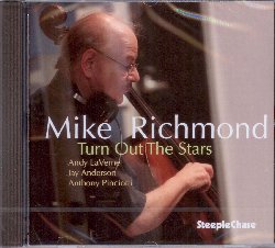 RICHMOND MIKE :  TURN OUT THE STARS  (STEEPLECHASE)

Nel suo quarto album dedicato al violoncello, Turn Out the Stars, il pluripremiato musicista americano Mike Richmond si  focalizzato sulla musica di Bill Evans. Da qualche anno Richmond, eccellente bassista che vanta collaborazioni con grandi artisti come Miles Davis, Stan Getz, Dizzy Gillespie, Horace Silver e Gil Evans, ha spostato la sua attenzione dal basso al violoncello, strumento che gli consente una maggiore libert e raffinatezza espressiva. Insieme a Andy Laverne (pianoforte), Jay Anderson (basso) e Anthony Pinciotti (batteria), Mike Richmond propone un viaggio sonoro che comprende tutte opere di Bill Evans oltre a Mean to Me di Fred E. Ahlert e You Must Believe in Spring di Michel Legrand. Turn Out the Stars  un disco elegante, profondo e molto melodioso che riconferma il grande talento di questo versatile interprete.