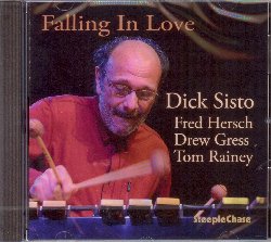 SISTO DICK :  FALLING IN LOVE  (STEEPLECHASE)

In Falling in Love il vibrafonista e compositore Dick Sisto, con il suo quartetto stellare composto da Fred Hersch (pianoforte), Drew Gress (basso) e Tom Rainey (batteria), propone una selezione di splendidi brani americani dedicati all'amore. Sisto, originario di Chicago,  stato notato da Cannonball Adderley durante un festival jazz della North Texas State University ed  stato da lui definito un eccellente musicista. Falling in Love, originariamente pubblicato come campione promozionale della serata,  stato remixato e rimasterizzato dalle registrazioni master multitraccia e il risultato  un disco di rara bellezza. Con una tracklist che propone Falling in Love with You di Richard Rogers, Ev'rtyhing we Say Goodbye di Cole Porter, Moment's Notice di John Coltrane, Monk's Dream di Thelonious Monk, Some Other Time di Leonard Bernstein e molto altro ancora, Falling in Love  la scelta giusta per chi ha voglia di celebrare l'amore a suon di jazz.