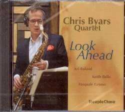 BYARS CHRIS :  LOOK AHEAD  (STEEPLECHASE)

Dal 2007 il sassofonista e bandleader Chris Byars ha registrato per casa Steeplechase 12 album di successo che mettevano in risalto l'abilit dell'artista come compositore e arrangiatore per grandi ensemble. Nel suo nuovo progetto intitolato Look Ahead, Byars scrive per la prima volta in 15 anni per un quartetto, mostrando un suo lato inedito e molto innovativo. Al fianco di Byars (sax tenore) ci sono Pasquale Grasso (chitarra), Ari Roland (basso) e Keith Ball (batteria), tutti eccellenti musicisti che dimostrano di avere una grande sinergia artistica. Con Look Ahead Byars dimostra di entrare a gran diritto nel pantheon di una nuova generazione di compositori-bandleader originali e assolutamente eclettici (W. Friedwald, New York Sun).