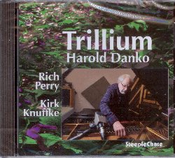 DANKO HAROLD :  TRILLIUM  (STEEPLECHASE)

Professore emerito di studi jazz all'East College of Music di Rochester, Stati Uniti, Harold Danko ha sempre avuto una grande passione per le innovative idee musicali di Igor Stravinsky (1882-1971). Trillium, il suo nuovo album, � il terzo che il pianista dedica alla magistrale opera del maestro russo La sagra della primavera, un balletto scritto da Stravinsky tra il 1911 e il 1913, da molti ritenuto uno dei lavoro pi� influenti della musica del XX secolo. Insieme a Rich Perry (sax tenore) e Kirk Knuffke (cornetta), Danko (pianoforte) interpreta le dieci composizioni di Trillium, tutti suoi originali, in modo eccellente. Ascoltando il disco si percepisce la grande passione di Danko per l'innovativa musica di Igor Stravinsky: i brani di Trillium sono ispirati all'opera del maestro russo, ma brillano di luce propria, dimostrando le grandi capacit� compositive del pianista americano.