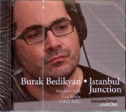 BEDIKYAN BURAK :  ISTANBUL JUNCTION  (STEEPLECHASE)

Nel 2017, la vita del pianista e compositore turco-armeno Burak Bedikyan ha vissuto un grande cambiamento: l'artista ha infatti lasciato la sua Istanbul e si  trasferito a New York, entrando a far parte della grande scena jazz della citt. Questo nuovo inizio  stato immortalato dal pianista nel suo precedente album, New Beginning, progetto che ha ricevuto il massimo dei voti sia da parte del pubblico che della critica. Poco prima della sua partenza per gli Stati Uniti, Bedikyan ha registrato il suo nuovo lavoro, Istanbul Junction, che lo vede al fianco della sua formazione di base in Turchia che comprende uno dei suoi insegnanti della Istanbul Bilgi University, ossia Can Kozlu alle percussioni, Matthew Hall al basso e Gabor Bolla al sax tenore. Si tratta di musicisti eccellenti con background culturali molto diversi tra loro, professionisti che in sala d'incisione danno tutto quello che possono senza risparmiarsi. Il risultato finale  Istanbul Junction, un disco di appassionata musica improvvisata che si trova a met strada tra Istanbul e New York.