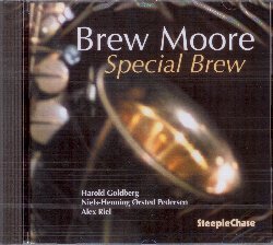 MOORE BREW :  SPECIAL BREW  (STEEPLECHASE)

In un intervista rilasciata a Ralph J. Gleason nel 1956, il sassofonista americano Brew Moore (1924-1973) disse: La musica deve essere un'espressione personale del proprio mondo e del proprio modo di vivere. Quando tutto il resto diventa una seccatura, c' la musica per l'oblio e anche per la memoria e per ricordare che ci sono pi cose belle che brutte. Special Brew propone la registrazione dei concerti tenuti dal musicista al Danish Radio Concert Hall di Copenhagen, Danimarca, il 15 ottobre del 1961 (tracce 1-4) e nel novembre dello stesso anno al Tv Studio di Malmo in Svezia (tracce 5-8). Con Harold Goldberg (pianoforte, corno), Niels-Henning Orsted Pedersen (basso), Alex Riel (batteria) e naturalmente Brew Moore (sax tenore), Special Brew  un nuovo ed imperdibile tassello nella discografia di un musicista che, se la vita gli avesse donato qualche anno in pi, avrebbe regalato agli appassionati di jazz ancora molte sorprese.