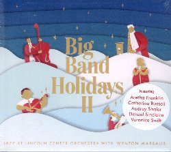 MARSALIS WYNTON :  BIG BAND HOLIDAYS II  (BLUE ENGINE)

Dopo il successo riscosso da Big Band Holidays, la straordinaria Jazz at Lincoln Center Orchestra, guidata dal grande Wynton Marsalis, presenta Big Band Holidays II. Il nuovo disco di casa Blue Engine propone le registrazioni live di alcuni brani che la pluripremiata formazione ha interpretato in occasione dei suoi tradizionali concerti di Natale tra il 2015 ed il 2018. Con Wynton Marsalis, vincitore di ben 9 Grammy e di un premio Pulitzer, e la sua orchestra sul palco sono saliti artisti di grande fama come Veronica Swift, Denzal Sinclaire, Catherine Russell, Audry Shakir e la regina del soul, Aretha Franklin, purtroppo scomparsa nell'agosto del 2018. Il momento pi intenso di Big Band Holidays II  sicuramente la commovente interpretazione con solo pianoforte che Franklin offre del classico O Tannenbaum: l'artista di Memphis aveva partecipato al concerto di Natale del 2015 e la registrazione dell'evento non era mai stata pubblicata prima d'ora. Jazz at Lincoln Center Orchestra  tutto un susseguirsi di momenti imperdibili come l'interpretazione di Veronica Swift di (Everybody's Waitin' For) The Man with the Bag e la versione jazz di We Three Kings proposta da Denzal Sinclaire. Big Band Holidays II  un progetto che ha riunito alcuni dei migliori artisti al mondo per celebrare uno dei periodi pi suggestivi dell'anno.