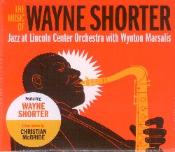 SHORTER WAYNE / MARSALIS WYNTON :  THE MUSIC OF WAYNE SHORTER  (BLUE ENGINE)

Durante i suoi sessant'anni di carriera Wayne Shorter, undici volte vincitore di prestigiosi Grammy tra cui il Lifetime Achievement Award, ha pubblicato numerosi album e messo insieme un grande repertorio di musica poetica ed introspettiva che ha fatto di lui uno dei compositori jazz pi significativi di tutti i tempi. Nel 2015 il vivace ottantunenne ha tenuto 3 indimenticabili concerti con la Jazz at Lincoln Center Orchestra capitanata da Wynton Marsalis. Queste tre splendide serate sono state immortalate nel doppio album The Music of Wayne Shorter che offre all'ascoltatore un avvincente percorso sonoro alla scoperta della musica del grande compositore e sassofonista americano. Per l'occasione gli eccellenti musicisti della formazione di Wynton Marsalis hanno arrangiato versioni bellissime e complesse di opere che appartengono al primo decennio della carriera di Shorter come Armageddon che faceva parte dell'album del 1964 Night Dreamer, Endangered Species dal disco Atlantis del 1985, una toccante versione nello stile di Marsalis di Teru tratto da Adam's Apple del 1966 e molto altro ancora. The Music of Wayne Shorter  un disco imperdibile che riecheggia una profonda affermazione di Wayne Shorter: La musica non pu fermare le guerre, ma, come dice il giudice, 'quali sono le vostre intenzioni?' Voglio che la musica sia portatrice di buone intenzioni, di un buon dialogo, della voglia delle persone di iniziare a pensare a cose a cui non avevano mai pensato prima.