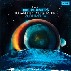 MEHTA ZUBIN / LOS ANGELES MASTER CHORALE / LOS ANGELES PHILHARMONIC ORCHESTRA :  HOLST: THE PLANETS  (SPEAKERS CORNER)

(Decca SXL 6529) Holst: The Planets (Suite) - Los Angeles Master Chorale, Los Angeles Philharmonic Orchestra conducted by Zubin Mehta - Registrato nell'aprile del 1971 al Royce Hall di Los Angeles da James Lock e Colin Moorfoot. Prodotto da John Mordler. La terra non  stata creata in un giorno. E lo stesso vale per la sinfonia interplanetaria del compositore e direttore d'orchestra inglese Gustav Holst (1874-1934): ci ha impiegato circa 3 anni per scriverla. Il compositore ha utilizzato un'orchestra massiccia e una ricca colorazione orchestrale per ritrarre ogni pianeta nel suo psicogramma musicale. Marte, il portatore di guerra, infuria con brutalit meccanica, mentre Venere porta la pace e l'accettazione della vita. Mercurio, il Messaggero Alato, saetta qua e l con velocit argentea, mentre Giove potente e sovrano porta allegria e rassicurazione. Saturno arranca con passo pesante, mentre Urano, con i suoi contrastanti cambi di tempo, rimane enigmatico ed estroverso. E poich Plutone, il pianeta pi lontano, non era ancora stato scoperto,  Nettuno, il grande sconosciuto, che si perde nel tempo e nello spazio in un interminabile ostinato di voci femminili. Nello splendido disco Holst: The Planets, il grande direttore d'orchestra indiano Zubin Mehta e la Filarmonica di Los Angeles interpretano questo viaggio astronomico con precisione ed euforia, senza lasciare n tempo n spazio alla speculazione astrologica. L'eccelsa qualit sonora della registrazione garantisce un ascolto davvero senza paragoni!