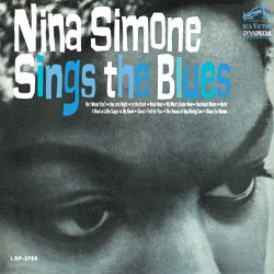 SIMONE NINA :  NINA SIMONE SINGS THE BLUES  (SPEAKERS CORNER)

(RCA LSP 3789) Nina Simone (p, voc); Rudy Stevenson, Eric Gale (g); Ernest Hayes (org); Bob Bushnell (b); Bernard Purdie (dr) - Registrato nel 1967 da Ray Hall e Mickey Crofford al Victor's Studio Bc della RCA, New York. Prodotto da Danny Davis. Sia nella sua vita pubblica che in quella privata, Nina Simone poteva essere una persona assai intollerante. A volte si lamentava della scarsa abilit erotica dei suoi amanti, mentre altre il bersaglio della sua ira era il pubblico. A volte cancellava le sue esibizioni con breve preavviso e si scagliava ferocemente contro il mondo dello spettacolo. Attraverso sua musica, radicata nel gospel, Simone si cre un percorso che si trova a met strada tra jazz e pop e che, negli anni '60, le valse il titolo di High Priestess Of Soul. Nina Sings the Blues  stato registrato durante quella che  stata indiscutibilmente la fase pi produttiva dell'artista. Si tratta di una registrazione che non cerca di accodarsi alle mode del momento, ma che ruota completamente attorno alla voce elegante di contralto di Nina Simone, affiancata solo dalla sessione ritmica e da un organo. Nina Simone Sings the Blues  l'album perfetto per ricordare una vera diva della musica jazz.