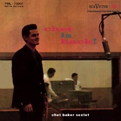 BAKER CHET :  CHET IS BACK  (SPEAKERS CORNER)

(RCA PML 10307) Chet Baker (tp); Bobby Jaspar (ts, fl); Amadeo Tommasi (p); Ren Thomas (g); Benoit Quersin (b); Daniel Humair (dr)  - Registrato nel gennaio del 1962 a Roma, in mono. Quarantadue anni fa, Chet Baker, una delle figure pi tragiche del jazz che viveva sulla corsia di sorpasso e si rovinava con droga ed alcool, era costantemente in viaggio da un jazz club europeo all'altro. I gruppi ritmici locali non erano sempre di prim'ordine, quindi Baker scelse alcuni dei migliori musicisti provenienti da diversi paesi per la produzione delle musiche di un film italiano. Nel gennaio del 1962 la filiale italiana della RCA port i musicisti nei sui studi per la registrazione di Chet is Back, album contenente standard pi un orignale. Come si pu notare ascoltando il disco, i due fiati richiedono una concentrazione totale dalla sezione ritmica ed allo stesso tempo schemi armonici rilassati: l'italiano Tommasi, il belga Thomas, il francese Quersin e lo svizzero Humair rispondono alla richiesta con grande disinvoltura. These Foolish Things e l'unica nuova composizione Ballata In Forma Di Blues sono due ballate che, nascoste tra gli altri pezzi, danno all'ascoltatore lo spazio per respirare. Esse sono infatti circondate da brani dal ritmo veloce che dimostrano l'elevato standard musicale di Chet Baker e Bobby Jaspar. E poi c' Over The Rainbow, il cui tema  abbinato ad un'altra tragica figura della storia della musica, Judy Garland: nella sezione centrale Baker con la sua tromba crea magia allo stato puro. Fortunatamente, queste registrazioni, realizzate a Roma nel 1962, non sono rimaste ad uso esclusivo dei collezionisti del tempo. Casa Speakers Corner ne propone una riedizione su vinile che offre la possibilit di ascoltare l'eccellente musica e di godere della copertina originale, proprio come nella registrazione degli anni '60. Chet is Back  una gemma inestimabile!