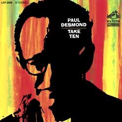 DESMOND PAUL :  TAKE TEN  (SPEAKERS CORNER)

(Rca LSP 2569) Paul Desmond (as); Jim Hall (g); Gene Cherico, Gene Wright (b); Connie Kay (dr) - Registrato nel 1963 alla Webster Hall, New York, da Ray Hall. Prodotto da George Avakian. No, il titolo del disco non  Take Five, ma Take Ten e questo suggerisce gi che il compositore di questo best-seller da milioni di copie non  Dave Brubeck, ma Paul Desmond. Durante la sessione di registrazione, la chitarra di Jim Hall fu molto pi che una semplice sostituta del pianoforte: il chitarrista ha infatti contribuito a dare al quartetto una nuova colorazione sonora caratterizzata dall'influenza della bossa nova. I brani di Take Ten sono tutti leggeri ed ariosi, le linee melodiche ed i suoni sono pieni di trasparenza. Le linee chiare e la semplicit dei solisti non smettono mai di stupire chi ascolta e questo non avviene solo negli standard Alone Together, Nancy e The One I Love, tutti per altro proposti con arrangiamenti fatti per l'occasione in studio, a dimostrazione dell'incredibile complicit che univa i musicisti. L'atmosfera  rilassata e questa sensazione arriva all'ascoltatore anche dopo mezzo secolo. Il processo di registrazione e riproduzione della Rca era molto all'avanguardia per i tempi. La musica arriva con tutta la sua nitidezza e chiarezza ed ora finalmente anche senza quei fastidiosi rumori di fondo di un Lp di seconda mano.