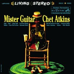 ATKINS CHET :  MISTER GUITAR  (SPEAKERS CORNER)

(Rca LSP 2103) Chet Atkins (g), and band - Registrato nel 1959 a Nashville, Tennessee, da Bob Farris e Bill Porter. Prodotto da Chet Atkins. In un periodo in cui impazzava il rock'n'roll di Elvis Presley e Bill Haley, nel Tennessee, il centro del movimento folk, si incontravano coloro che hanno creato le sonorit leggendarie del Nashville sound, esportate in tutto il mondo fin dagli anni '50, partendo dalle canzoni dei loro nonni. Chet Atkins, che oltre ad essere musicista era anche produttore per la RCA,  uno di quelli che hanno contribuito a creare il suono unico di Nashville. Mister Guitar  un album che racconta Atkins nelle vesti di chitarrista che, come solista, si  concesso solo una sezione ritmica con poco personale e molto riservata. Il risultato  un suono piacevolmente pulito e genuino di corde d'acciaio senza fronzoli che ha poco in comune con il country commerciale. Con il suo stile rilassate, tecnicamente impeccabile, Atkins mostra ci che la musica folk del nuovo mondo ha da offrire: sonorit molto melodiche e orecchiabili che allietano l'ascoltatore con mezzi semplici, ma non per questo da sottovalutare. Mister Guitar ha immortalato il talento di un chitarrista che la rivista Rolling Stone colloca al 21 posto tra i migliori 100 chitarristi di tutti i tempi.