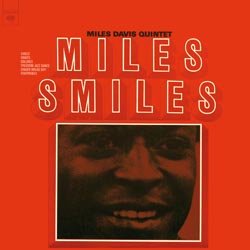 DAVIS MILES :  MILES SMILES  (SPEAKERS CORNER)

(Columbia CS 9401) Miles Davis (tr); Wayne Shorter (ts); Herbie Hancock (p); Ron Carter (b); Tony Williams (dr) - Registrato nell'ottobre del 1966 ai Columbia RecordsStudios, New York, da Frank Laico. Prodotto da Teo Macero. Ad eccezione della registrazione live di un concerto al Portland Festival, la discografia di Miles Davis del 1966 comprende solo le registrazioni contenute nel disco Miles Smiles. Fatto piuttosto strano se si considera la vastit della produzione del trombettista americano per la Columbia Records negli anni '60. Nel disco proposto da casa Speakers Corner, il bassista Ron Carter si dimostra ineccepibile nell'interpretare i ritmi complicati delle musiche e non a caso questa sua straordinaria capacit gli garant un posto d'onore nel quintetto di Davis che, come  possibile ascoltare, ha offerto nuove ed originali interpretazioni di alcune composizioni di Wayne Shorter, di hit jazz come Freedom Jazz Dance di Eddie Harris e Gingerbread Boy di Jimmy Heath. Ogni secondo degli oltre nove minuti del brano Footprints firmato da Shorter,  da considerarsi indimenticabile, mentre la batteria del giovane Tony Williams in Freedom Jazz Dance trasuda vitalit con un passo veloce che, nelle note di copertina,  definita 'eccitante'. Secondo il critico musicale Anthony Tuttle, questa musica non  n 'new stream' n 'old guard', ma  semplicemente un ottimo jazz moderno. Questo  esattamente ci che Miles Smiles era quando usc 40 anni fa ed  quello che continua ad essere ancora oggi! E che, come si racconta, per una volta Miles Davis abbia sorriso suonando col suo quintetto, forse non  solo una leggenda.
